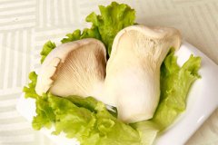 白灵菇猪踭煲小塘菜